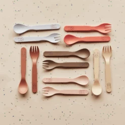 OYOY Pullo Cutlery - Rose -Liewood Store Frame3 2024 02 27T154711.562 1b4ff80b 3f42 4034 8c1d b68080e0f24a